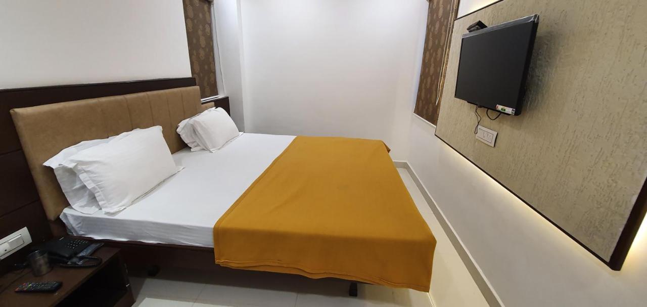 Hotel N K Bhuj Bagian luar foto