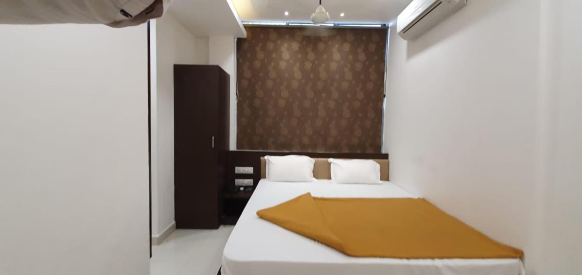 Hotel N K Bhuj Bagian luar foto