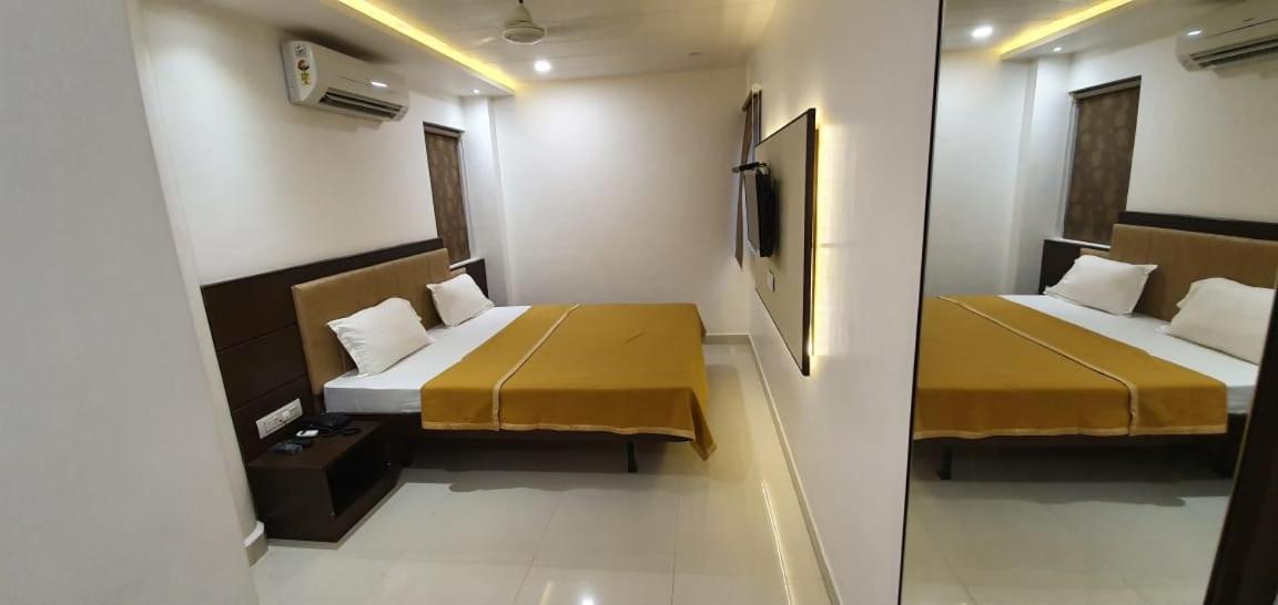 Hotel N K Bhuj Bagian luar foto