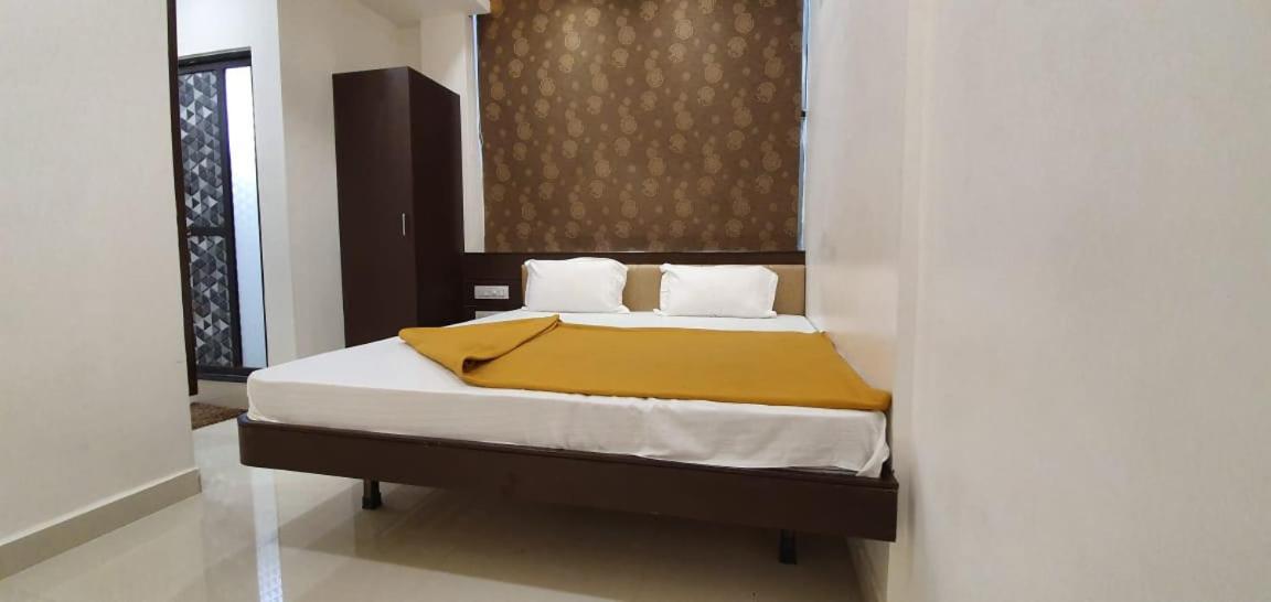Hotel N K Bhuj Bagian luar foto