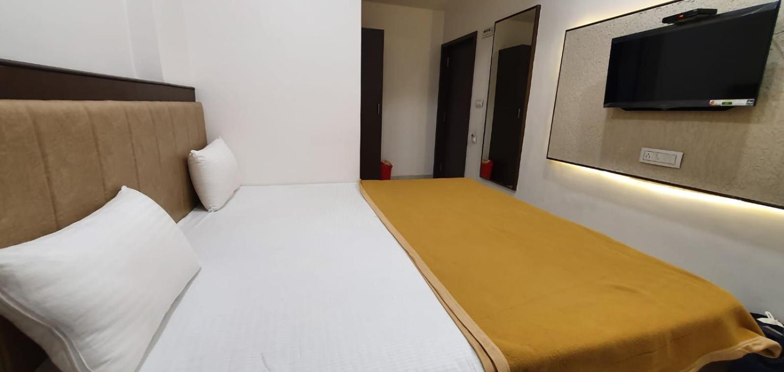 Hotel N K Bhuj Bagian luar foto