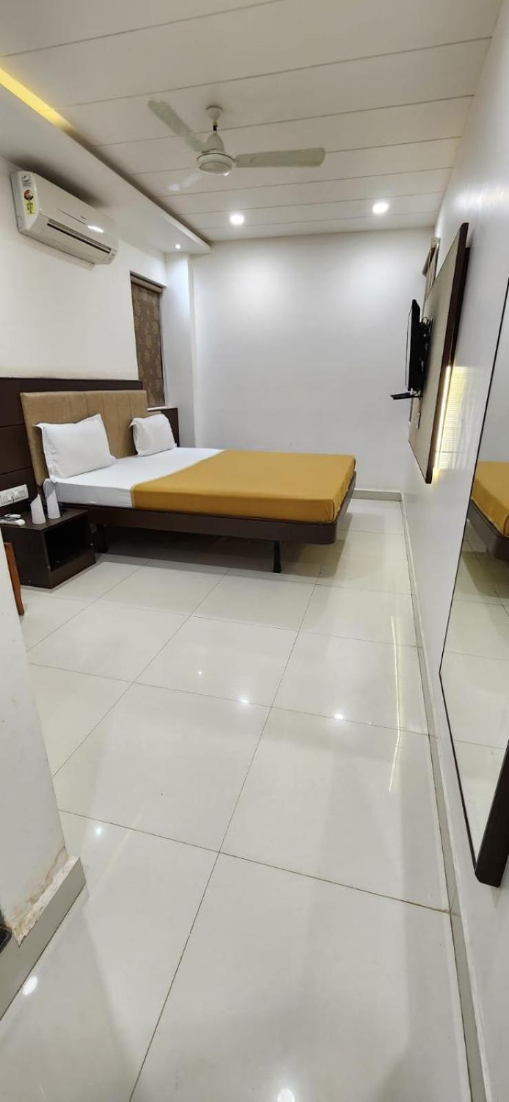 Hotel N K Bhuj Bagian luar foto